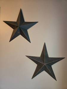 lot 165 image: Set of Metal Barn Stars in Rustic Finish