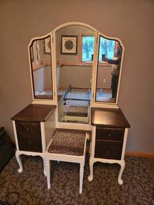 lot 178 image: Vintage Vanity Set with Mirror and Leopard Print Stool
