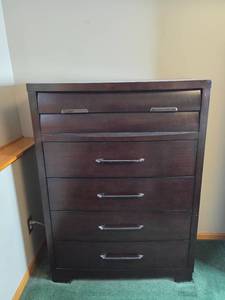 lot 186 image: Sable 5-Drawer Chest Dresser