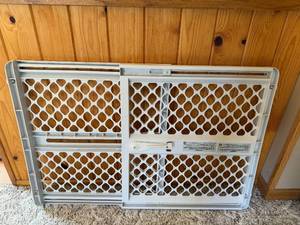 lot 197 image: Expandable Plastic Baby Safety Gate