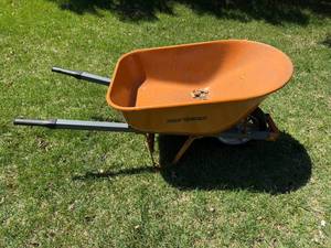 lot 218 image: True Temper Wheelbarrow with Flat-Free Tire and Steel Handles