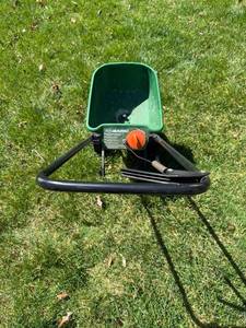 lot 244 image: Scotts Basic Lawn Spreader with Adjustable Settings
