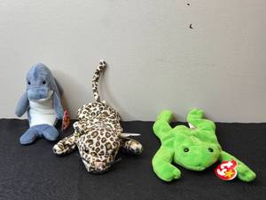 lot 30 image: Set of 3 TY Beanie Babies - Waves Dolphin, Freckles Leopard, Legs Frog
