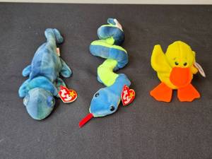 lot 32 image: Set of 3 Ty Beanie Babies - Quackers, Rainbow, and Hissy