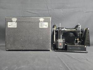 lot 35 image: Vintage Singer 221K Featherweight Sewing Machine with Case