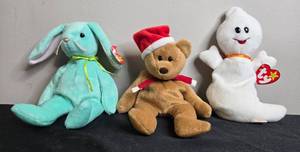 lot 38 image: Set of 3 Beanie Babies Hippity, 1997 Teddy, and Spooky
