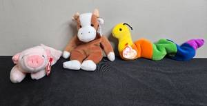 lot 39 image: Set of 3 TY Beanie Babies Inch, Bessie, and Squealer