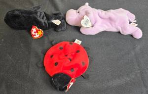 lot 40 image: Set of 3 TY Beanie Babies - Lucky, Waves, and Happy the Hippo