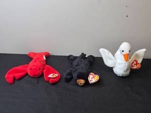 lot 44 image: Set of 3 TY Beanie Babies Blackie, Gracie, and Pinchers the Lobster