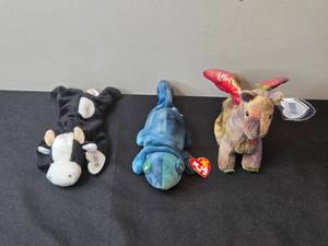 lot 45 image: Set of 3 Beanie Babies Daisy Cow, Rainbow Chameleon, and Scorch the Dragon
