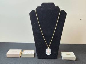 lot 64 image: Avon Porcelain Floral Pendant Necklace and Earring Set