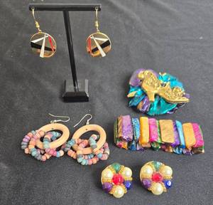 lot 80 image: Set of Fashion Earrings and Brooches