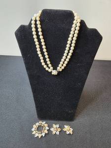 lot 82 image: Vintage Pearl Like Necklace and Sarah Coventry Leaf Pin with Matching Clip-On Earrings