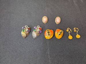 lot 84 image: Set of 4 Pairs of Vintage Clip-On and Screw-Back Earrings