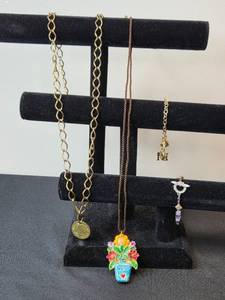 lot 88 image: Vintage Jewelry Set with Necklace, Pendants, Bracelets