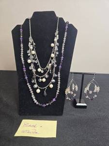 lot 91 image: Black and White House Market Necklace and Earring Set