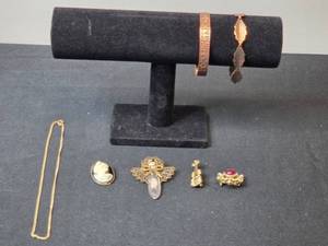 lot 157 image: Collection of Vintage Brooches and Jewelry Set