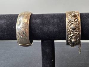 lot 160 image: Set of 2 Vintage Floral Silver Tone Bracelets with Chain Clasp