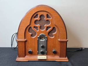 lot 184 image: Thomas Collectors Edition Radio Model 1952 with Wood Finish