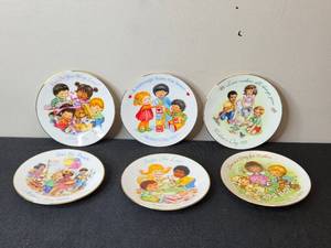lot 209 image: Set of Avon Mothers Day Collectible Plates (1982-1994)