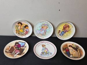 lot 210 image: Set of Avon Mothers Day Collectible Plates