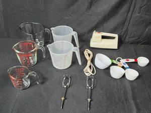 lot 230 image: Vintage General Electric Hand Mixer with Measuring Cups and Spoons Set