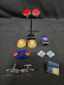 lot 271 image: Collection of Vintage Cufflinks and Brooches