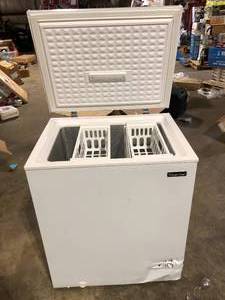 lot 20 image: Magic Chef 5.0 cu. ft. Chest Freezer in White Damaged Customer Returns See Pictures