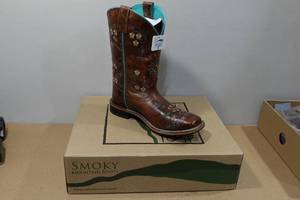 lot 39 image: Smoky Mountain Boots - Youth Size 5