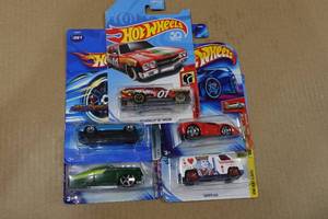 lot 118 image: 5 Hot Wheels Die Cast Cars
