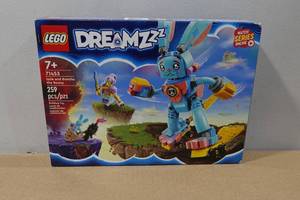 lot 123 image: Lego Dreamz Izzie & Bunchu Bunny 259-Piece Building Set