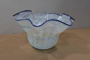 lot 132 image: Decorative Glass Bowl