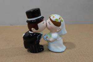lot 135 image: Vintage Magnetic Bride & Groom Salt & Pepper Shaker Set