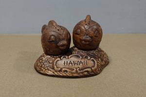 lot 136 image: Vintage Hawaii Ceramic Fish Salt & Pepper Shaker Set