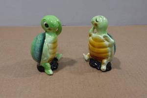 lot 138 image: Vintage Victoria Ceramics Turtle Salt & Pepper Shaker Set