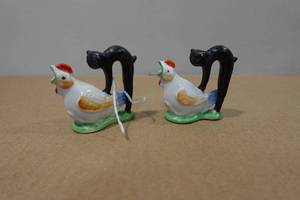 lot 139 image: Vintage Cat & Chicken Salt & Pepper Shaker Set