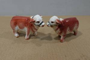 lot 140 image: Vintage Bull & Cow Salt & Pepper Shaker Set