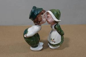 lot 141 image: Vintage Kissing Dutch Kids Salt & Pepper Shaker Set