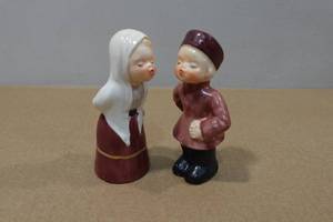 lot 142 image: Vintage Napco Kissing Kids Salt & Pepper Shaker Set