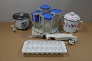 lot 165 image: Assorted Kitchen Items - Mini Crockpot, Tupperware, Electric Knife