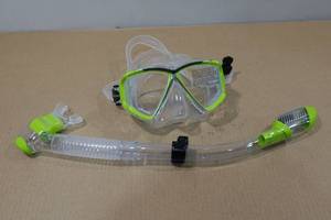 lot 213 image: Cressi Pano 4 Snorkel Set