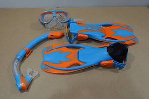 lot 215 image: Cressi Kids Snorkel Set - Fin Size SM