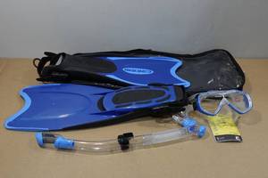 lot 220 image: Cressi Adult Rondine Palau Fin Snorkel Set - Fin Size XSS