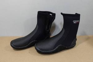 lot 226 image: Cressi Isla 5mm Neoprene Adult Anti-Slip Sole Boots -Size 5