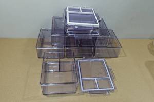 lot 233 image: 6 Food Storage Containers with Lids