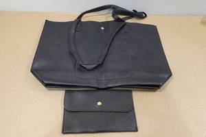 lot 246 image: Womens Hand Bag and Wallet