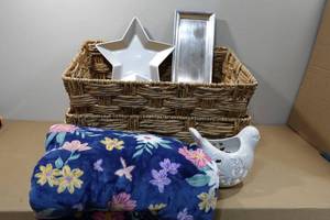 lot 292 image: 2 Large Wicker Baskets with Blanket and Dcor