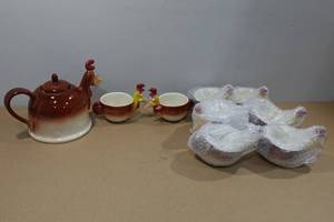 lot 296 image: Vintage Chicken Themed Tea Pot & 8 Tea Cups