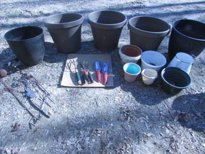 lot 195 image: GARDENING POTS LOT