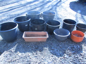 lot 196 image: GARDENING POTS LOT